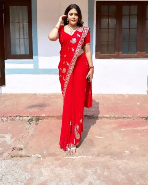 Sunitha Pandey Instagram - Sunlight makes you Red.

#sareelove #crimepetrol #crimeworld #bts #sunita #shootmode