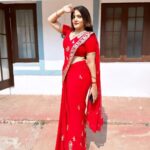 Sunitha Pandey Instagram - Sunlight makes you Red. #sareelove #crimepetrol #crimeworld #bts #sunita #shootmode