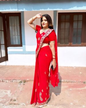 Sunitha Pandey Instagram - Sunlight makes you Red.

#sareelove #crimepetrol #crimeworld #bts #sunita #shootmode