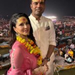 Sunny Leone Instagram – Ganga Aarti at Dashaswamedh Ghat, Varanasi 🙏
@sunnyleone 
#Divine #Varanasi #GangaAarti #Kashi
video credit: @_perfect.clix