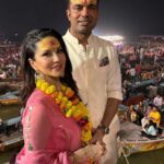 Sunny Leone Instagram - Ganga Aarti at Dashaswamedh Ghat, Varanasi 🙏 @sunnyleone #Divine #Varanasi #GangaAarti #Kashi video credit: @_perfect.clix