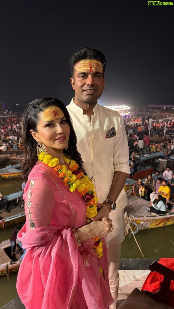 Sunny Leone Instagram - Ganga Aarti at Dashaswamedh Ghat, Varanasi 🙏 @sunnyleone #Divine #Varanasi #GangaAarti #Kashi video credit: @_perfect.clix