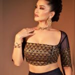 Sunny Leone Instagram - Diwali Vibes 🙏 . . Hair and makeup by me 😎 Makeup by @starstuckbysl Outfit by @bhaktiandhitendra Jewellery by @jewellerybydivyachugh @spiffypublicrelations Bag by @ornatte Styled by @hitendrakapopara Style team @tanyakalraaa Photography by @amitkhannaphotography