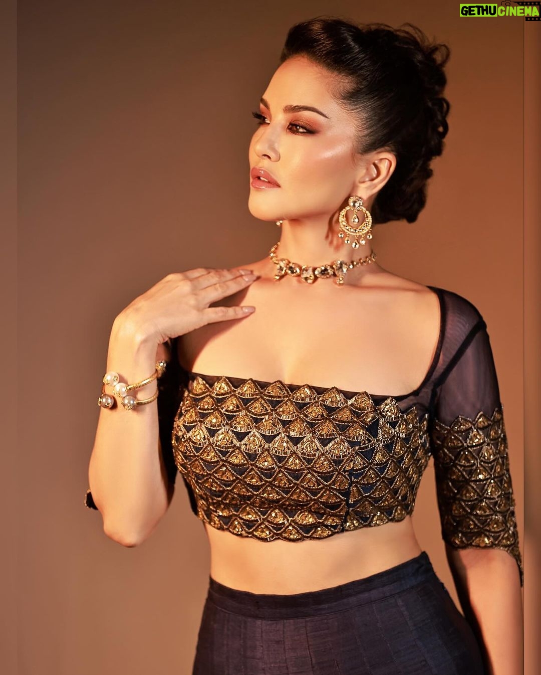 Sunny Leone Instagram - Diwali Vibes π . . Hair and makeup by me π Makeup by @starstuckbysl Outfit by @bhaktiandhitendra Jewellery by @jewellerybydivyachugh @spiffypublicrelations Bag by @ornatte Styled by @hitendrakapopara Style team @tanyakalraaa Photography by @amitkhannaphotography