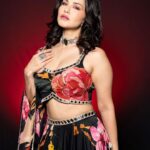 Sunny Leone Instagram - Diwali Vibes!! . . Outfit by @officialjuhibengani Jewellery by @yamoona.co Bag by @oceana_clutches Styled by @hitendrakapopara Style team @tanyakalraaa Photography by @abhidhanirvanasharma