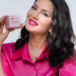 Sunny Leone Instagram - Introducing StarStruck's Makeup Remover Balm - Effortless removal of waterproof makeup! Revolutionize your beauty routine with the goodness of grapefruit extract, shea butter & cherry blossom extract. - Non-Comedogenic - Paraben-free - Suitable for all skin types - Vegan & Cruelty-free Shop online : *link in bio . #makeupremover #makeup #NewlyLaunched #SunnyLeone #KnowWhatYouWear #makeupremoval #bestmakeupremover Shot by: @shotbysakar Coordinator: @imanilsharmaa