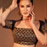Sunny Leone Instagram - Diwali Vibes 🙏 . . Hair and makeup by me 😎 Makeup by @starstuckbysl Outfit by @bhaktiandhitendra Jewellery by @jewellerybydivyachugh @spiffypublicrelations Bag by @ornatte Styled by @hitendrakapopara Style team @tanyakalraaa Photography by @amitkhannaphotography