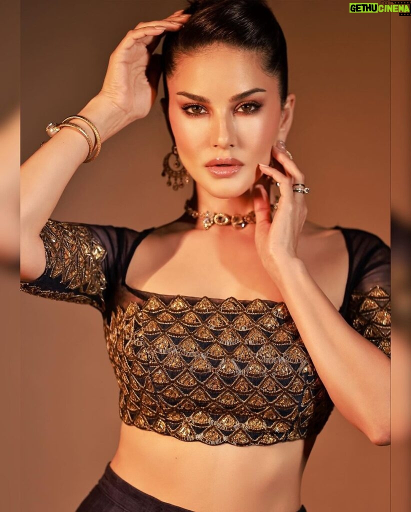 Sunny Leone Instagram - Diwali Vibes 🙏 . . Hair and makeup by me 😎 Makeup by @starstuckbysl Outfit by @bhaktiandhitendra Jewellery by @jewellerybydivyachugh @spiffypublicrelations Bag by @ornatte Styled by @hitendrakapopara Style team @tanyakalraaa Photography by @amitkhannaphotography