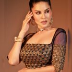 Sunny Leone Instagram - Diwali Vibes 🙏 . . Hair and makeup by me 😎 Makeup by @starstuckbysl Outfit by @bhaktiandhitendra Jewellery by @jewellerybydivyachugh @spiffypublicrelations Bag by @ornatte Styled by @hitendrakapopara Style team @tanyakalraaa Photography by @amitkhannaphotography