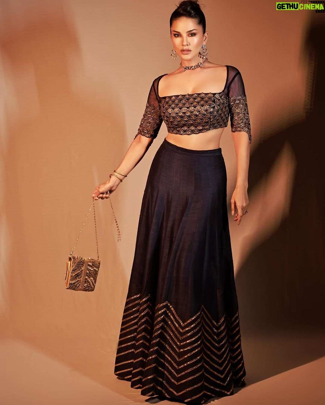 Sunny Leone Instagram - Diwali Vibes π . . Hair and makeup by me π Makeup by @starstuckbysl Outfit by @bhaktiandhitendra Jewellery by @jewellerybydivyachugh @spiffypublicrelations Bag by @ornatte Styled by @hitendrakapopara Style team @tanyakalraaa Photography by @amitkhannaphotography