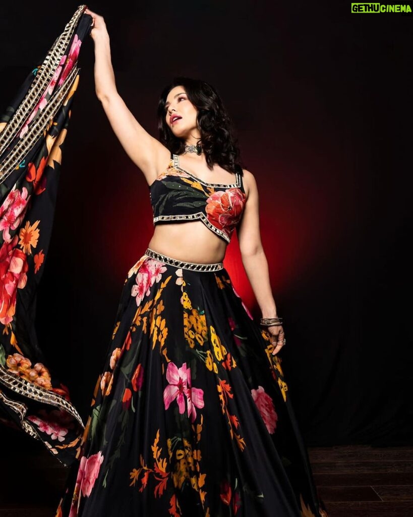 Sunny Leone Instagram - Diwali Vibes!! . . Outfit by @officialjuhibengani Jewellery by @yamoona.co Bag by @oceana_clutches Styled by @hitendrakapopara Style team @tanyakalraaa Photography by @abhidhanirvanasharma
