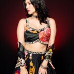 Sunny Leone Instagram - Diwali Vibes!! . . Outfit by @officialjuhibengani Jewellery by @yamoona.co Bag by @oceana_clutches Styled by @hitendrakapopara Style team @tanyakalraaa Photography by @abhidhanirvanasharma