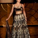Sunny Leone Instagram - Diwali celebrations begin!! Outfit by @souniagohil Earrings by @goldenwindow Rings by @ishhaara Hand stack @vasundharajewelry @ascend.rohank Bag by @ornatte Styled by @hitendrakapopara Style team @tanyakalraaa Photography by @amitkhannaphotography Hair and make up done by me @starstruckbysl