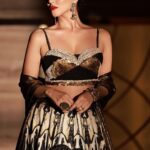 Sunny Leone Instagram - Diwali celebrations begin!! Outfit by @souniagohil Earrings by @goldenwindow Rings by @ishhaara Hand stack @vasundharajewelry @ascend.rohank Bag by @ornatte Styled by @hitendrakapopara Style team @tanyakalraaa Photography by @amitkhannaphotography Hair and make up done by me @starstruckbysl