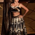 Sunny Leone Instagram - Diwali celebrations begin!! Outfit by @souniagohil Earrings by @goldenwindow Rings by @ishhaara Hand stack @vasundharajewelry @ascend.rohank Bag by @ornatte Styled by @hitendrakapopara Style team @tanyakalraaa Photography by @amitkhannaphotography Hair and make up done by me @starstruckbysl