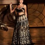 Sunny Leone Instagram - Diwali celebrations begin!! Outfit by @souniagohil Earrings by @goldenwindow Rings by @ishhaara Hand stack @vasundharajewelry @ascend.rohank Bag by @ornatte Styled by @hitendrakapopara Style team @tanyakalraaa Photography by @amitkhannaphotography Hair and make up done by me @starstruckbysl