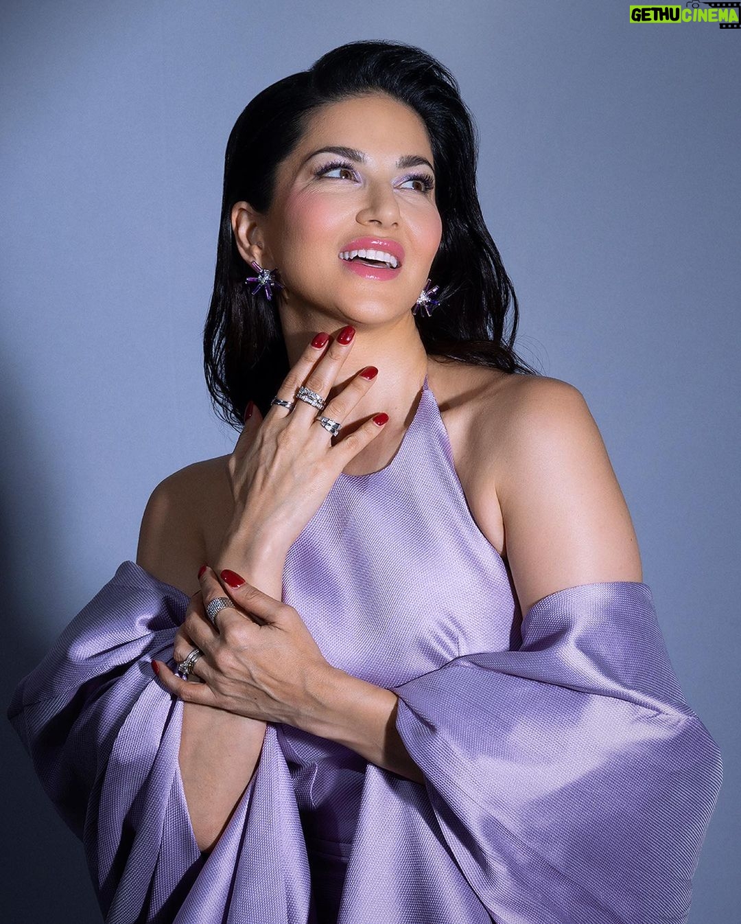 Sunny Leone Instagram - Amazing night at the Mumbai Premiere of #kennedy @mumbaifilmfestival Outfit by @najwaalfadhli Earrings by @varunadjani , Rings by @minerali_store , Styled by @styledbychandani Assisted by @riyashaktawat @jaiswal.aditi_ @astha_kothari Hair by kin_vanity Makeup by @scottf_beauty Photos by @kausttubh_kambhhle