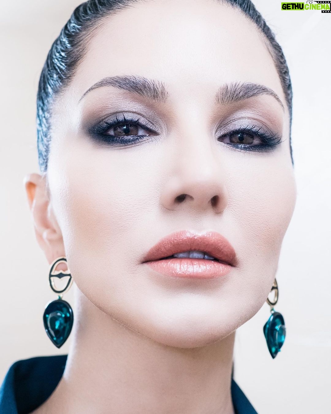 Sunny Leone Instagram - Masterclass @iffsatoronto Outfit-@clubllondon Earrings: @isharya , rings: @karishma.joolry Styled by - @styledbychandani Styling team- @riyashaktawat @ipshitaaroraaa @jaiswal.aditi_ Hair & makeup @tomasmoucka Photographer @tomasmoucka
