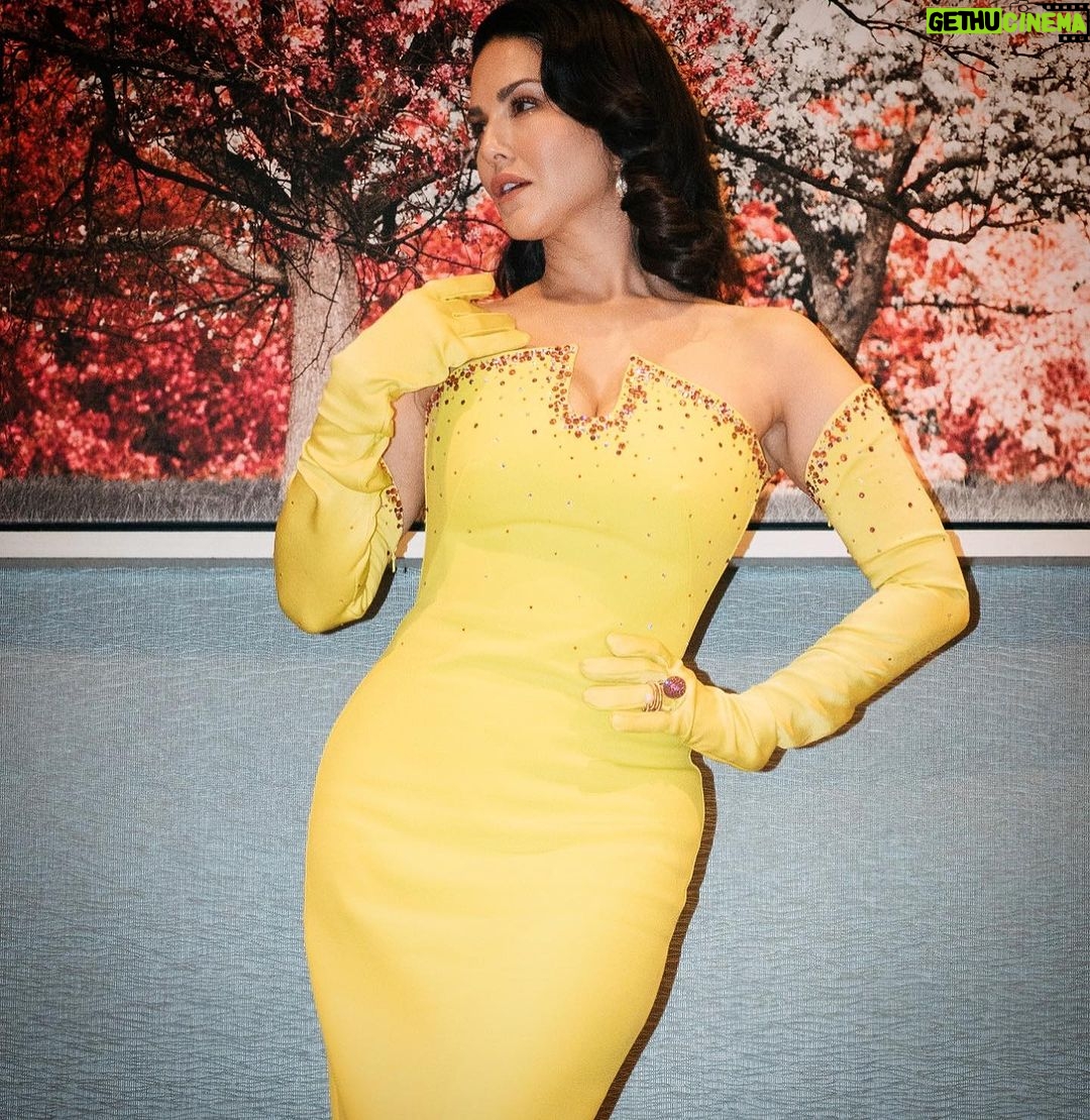 Sunny Leone Instagram - About last night premier here in Toronto of #kennedy at @iffsatoronto Outfit -@safiyaa_official Jewellery-@amamajewels @vishvafinejewelry Styled by -@styledbychandani Styling team - @riyashaktawat @ipshitaaroraaa @jaiswal.aditi_ Make up & hair @tomasmoucka Photographer @tomasmoucka