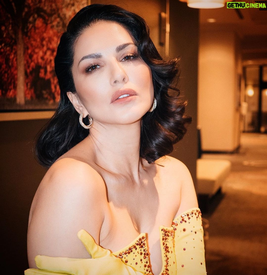 Sunny Leone Instagram - About last night premier here in Toronto of #kennedy at @iffsatoronto Outfit -@safiyaa_official Jewellery-@amamajewels @vishvafinejewelry Styled by -@styledbychandani Styling team - @riyashaktawat @ipshitaaroraaa @jaiswal.aditi_ Make up & hair @tomasmoucka Photographer @tomasmoucka