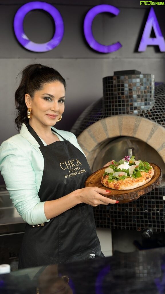 Sunny Leone Instagram - Prepare for a slice of sass!✨ From the dough to the toppings, our pizzas are all about the whimsy side of @sunnyleone & its tempting magic🍕 #ChicaLoca #ChicaLocaBySunnyLeone #restaurant #pizza #pizzamaking #servingnow Gulshan One29