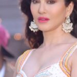Sunny Leone Instagram - When you complain to your BFF about your date!! 😂 Mumbai, Maharashtra