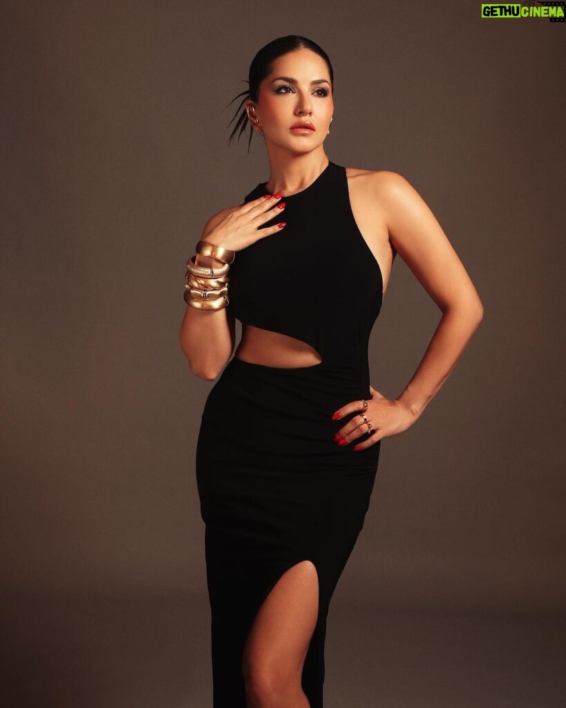 Sunny Leone Instagram - 🖤❤️‍🔥🖤 . . . . . HMU by Me 😉 Makeup : @starstruckbysl Outfit by @clubllondon @aak.ch Earrings by @alasajewels , Handstack by @amamajewels , Rings by @e3kjewelry @ishhaara , Styled by ( @styledbychandani ) ( @style.cell ) , Assisted by ( @jaiswal.aditi__ ) , ( @astha_kothari ) Photos by @ajayjangidphotography Mumbai, Maharashtra