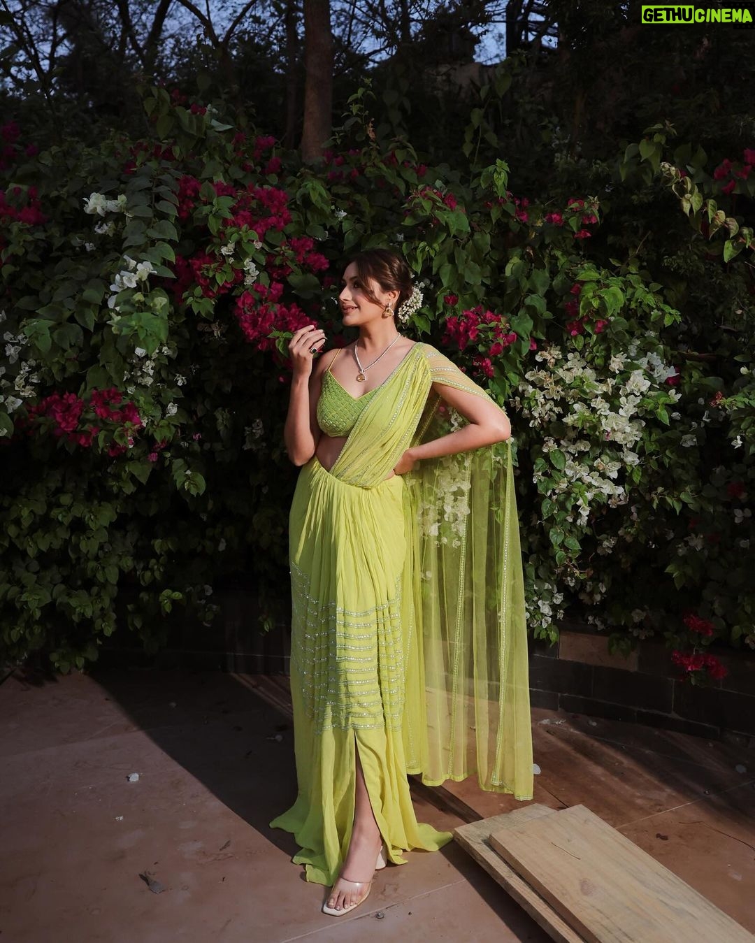Surbhi Chandna Instagram - Mere yaar Ki Shaadi 💐 Lensman - @fashionbyora @oragraphy Saree - @tabeerindia Stylist @simstyles20 Jewels @miranabymegha @affiliates_pr Makeup & Hair @sheenajohar_artistry Managed @pranavi_chandna