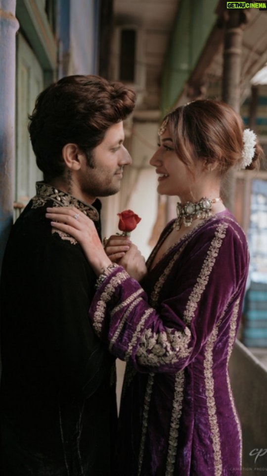 Surbhi Chandna Instagram - With the timeless charm and warmth of Purani Dilli, @officialsurbhic and @karanrsharma09 set the stage for their upcoming wedding in this dreamy photoshoot curated by WeddingSutra. Food connoisseurs, the couple enjoyed the delights of Delhi's gullies. Watch the video to see their chemistry unfold in Purani Dilli. Videography: @camlition_productions Shoot Styling: @thedesignersclass with @nartology (stylist) and @stylewith.annie (assistant stylist) Makeup Artist: @makeupbyrevaa Jewellery: @varqjewels Groom’s Outfit: @mayankchawla_menswear Bride’s Outfit: @shalkii_official Shoot Management: @9pm__media Audio: Ranjheya Ve by @zainzohaibmusic #SuKa #SurbhiChandna #KaranSharma #ChandniChowk #ChandniChowkMarket #DelhiPreWedding #ChandniChowkPhotography #PreWeddingShoot