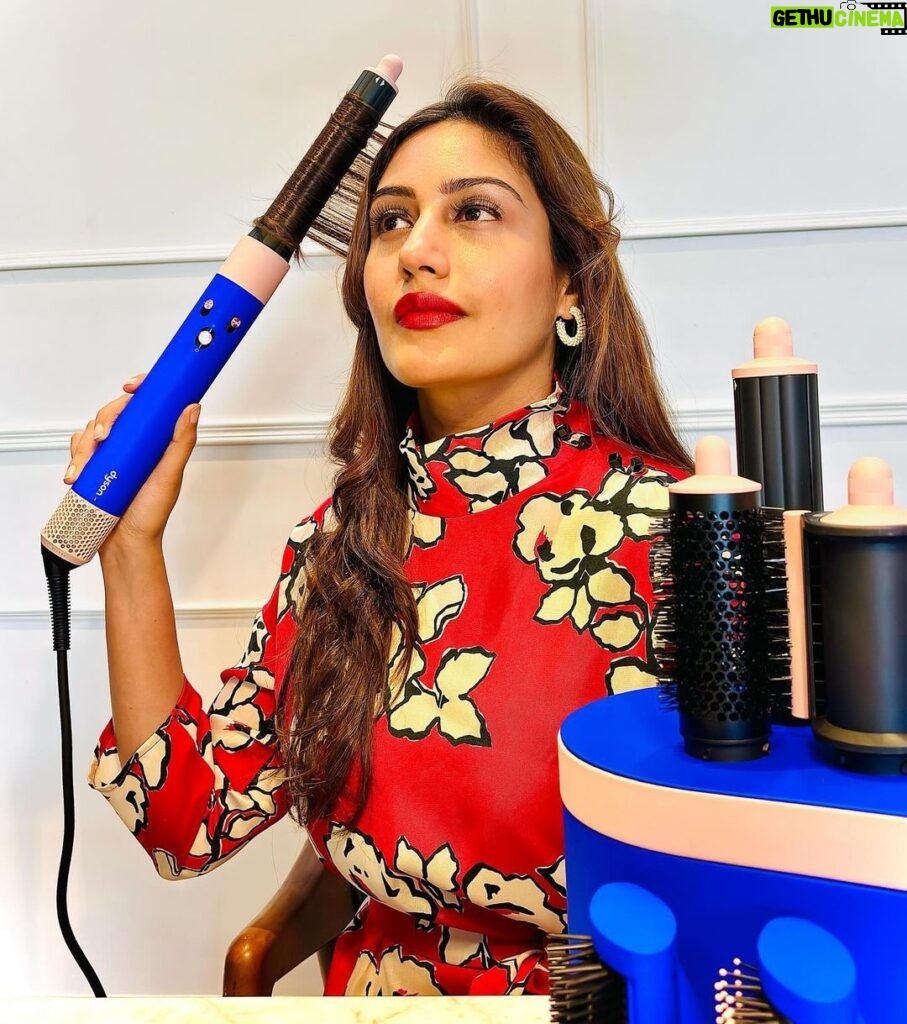 Surbhi Chandna Instagram - This Valentine’s Day, treat yourself to love in the form of perfect curls with the Dyson Airwrap ❤️ @dyson_india #DysonHair #DysonAirwrap #DysonIndia #ValentinesDay #Gifted
