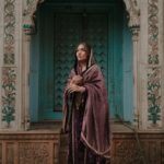 Surbhi Chandna Instagram - Ahead of their wedding this year, actress @officialsurbhic and entrepreneur @karanrsharma09 did an editorial shoot with WeddingSutra. A deep love for Delhi, they wanted the essence of Purani Dilli reflected in their shoot, and, as foodies, they wanted to try the best of the famous bites, with the theme being curated by WeddingSutra.     Venue: Old Delhi Shoot Styling: @thedesignersclass Photographer: @camlition_productions Makeup Artist: @makeupbyrevaa Jewellery: @varqjewels Groom’s Outfit: @mayankchawla_menswear Bride’s Outfit: @shalkii_official Bride's Footwear: Kanmaha Juttis Groom's Footwear: Menz and Trendz Shoot Management: @9pm__media  #SuKa #SurbhiChandna #KaranSharma #ChandniChowk #ChandniChowkMarket #DelhiPreWedding #ChandniChowkPhotography #PreWeddingShoot