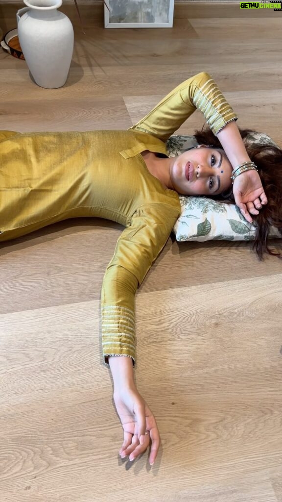 Surbhi Chandna Instagram - Ask me personally i love love wooden Floorings My New house would be incomplete without it So i Happen to choose my favourite from a wide range of floorings available at @squarefootindia The one i opted for is SPC Oak Bangkok and hands down what fabulous quality 😍 #newhouse #woodenflooring