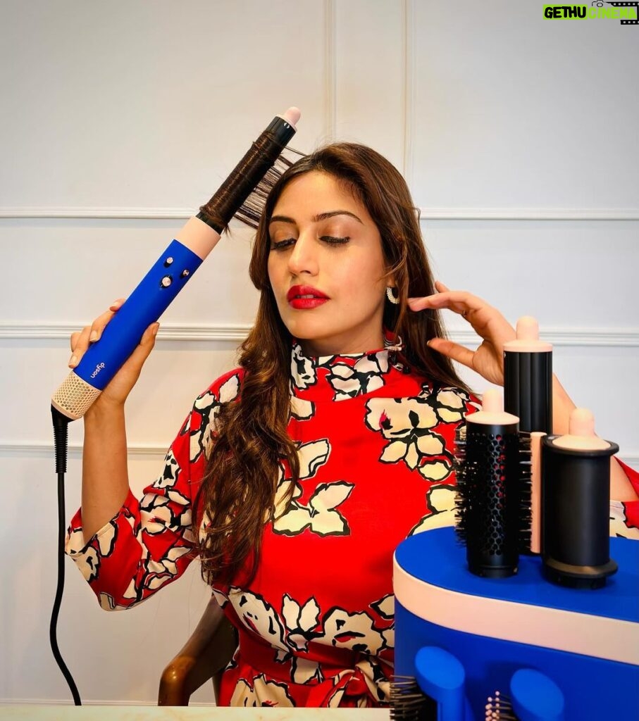 Surbhi Chandna Instagram - This Valentine’s Day, treat yourself to love in the form of perfect curls with the Dyson Airwrap ❤️ @dyson_india #DysonHair #DysonAirwrap #DysonIndia #ValentinesDay #Gifted