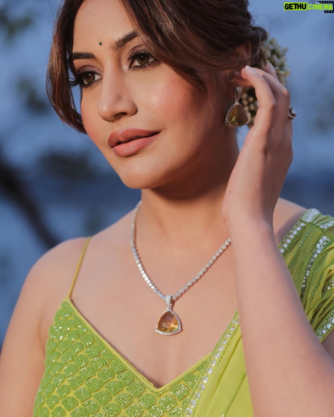 Surbhi Chandna Instagram - Mere yaar Ki Shaadi 💐 Lensman - @fashionbyora @oragraphy Saree - @tabeerindia Stylist @simstyles20 Jewels @miranabymegha @affiliates_pr Makeup & Hair @sheenajohar_artistry Managed @pranavi_chandna