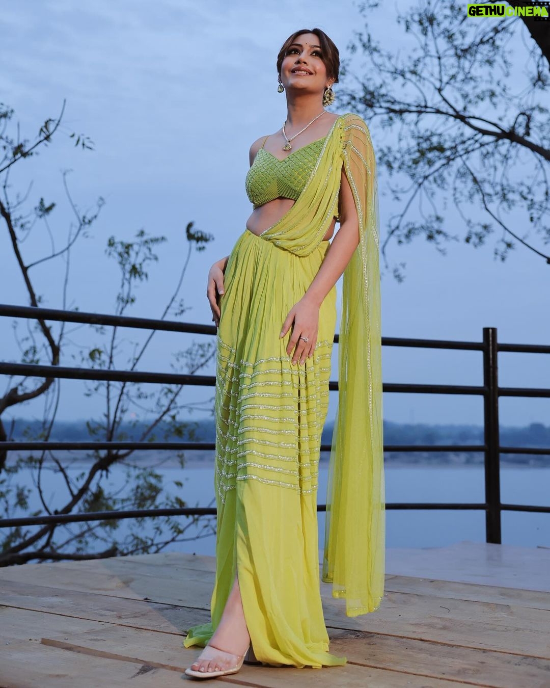 Surbhi Chandna Instagram - Mere yaar Ki Shaadi 💐 Lensman - @fashionbyora @oragraphy Saree - @tabeerindia Stylist @simstyles20 Jewels @miranabymegha @affiliates_pr Makeup & Hair @sheenajohar_artistry Managed @pranavi_chandna
