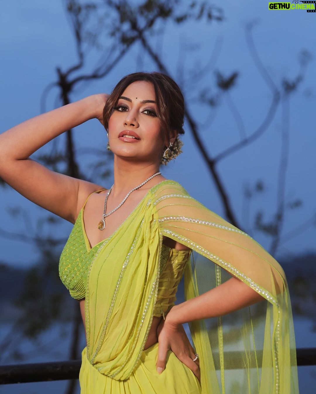 Surbhi Chandna Instagram - Mere yaar Ki Shaadi 💐 Lensman - @fashionbyora @oragraphy Saree - @tabeerindia Stylist @simstyles20 Jewels @miranabymegha @affiliates_pr Makeup & Hair @sheenajohar_artistry Managed @pranavi_chandna