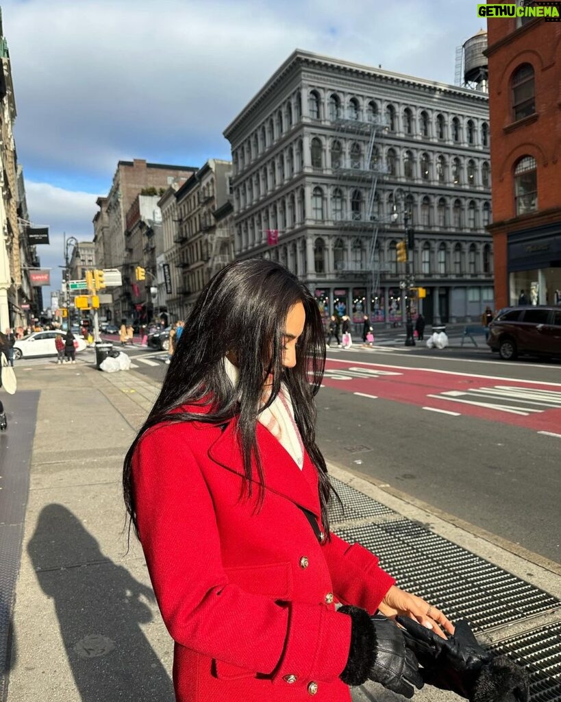 Surbhi Jyoti Instagram - Winters in NYC 🥶✨ . . . . . . . @salt.np ❤️ SoHo, New York