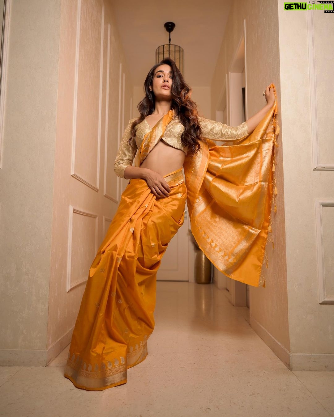 Surbhi Jyoti Instagram - इक नज़र प्यार से देख लो फिर से ज़िंदा कर दो .... 💫