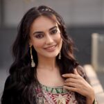 Surbhi Jyoti Instagram - Amrit says Hellooooo🫶🏼🫶🏼🫶🏼 #khadari promotions See you all on 9th Feb in Cinemas. . . . . . . . . . Outfit by- @nazaqatbygursandhu Jewellery by - @manimuktaajewels Styled by - @__snehasharma___ MUA @doseofglamourbyafreen Hair @ishanhairstyle 📸 @daasfilms
