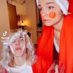 Susan Hoecke Instagram - Merry Christmas. 🎄🥰 #reisegruppeunangenehm #xmas #letsdidit #weihnachten #werkennts
