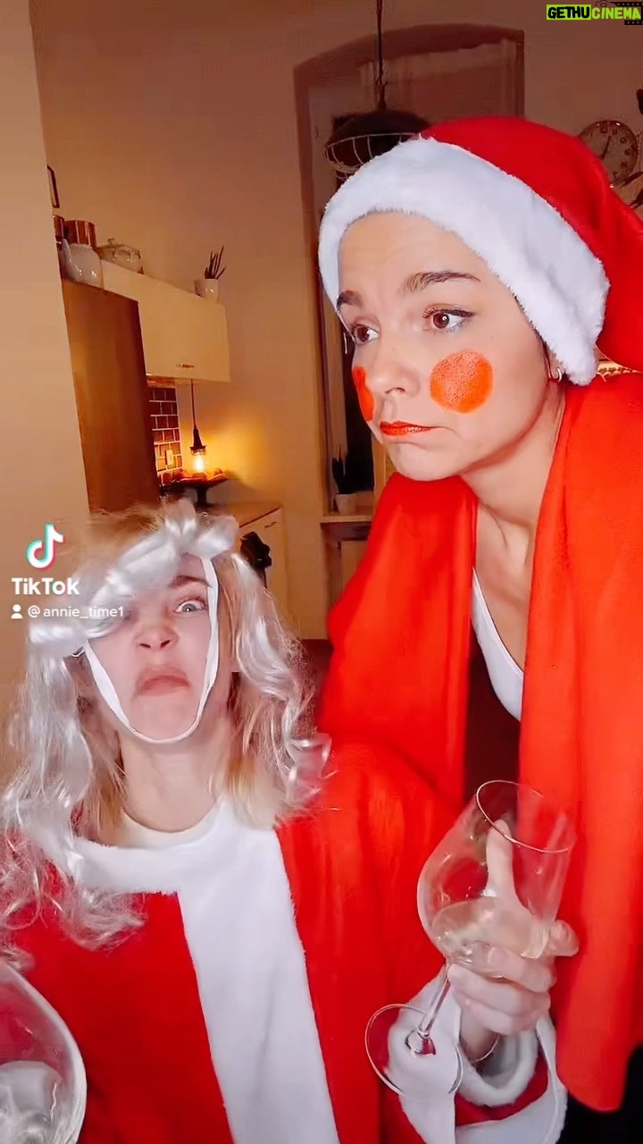 Susan Hoecke Instagram - Merry Christmas. 🎄🥰 #reisegruppeunangenehm #xmas #letsdidit #weihnachten #werkennts