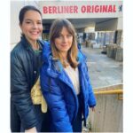 Susan Hoecke Instagram - Berliner Original! Ja, das sind wir. Die eine kommt aus Ost- die andere aus Westberlin! Ein weiterer Grund weshalb ich dankbar bin, dass es die Wende gab (nein bei „Wendehammer“ geht es um ne andere „Wendung“ ;) sonst hätte ich diese tolle Frau und vor allem wundervolle Kollegin wahrscheinlich nie kennenlernen dürfen! Eine von uns hat heute auch ihren letzten Drehtag…. @alice.dwyer einfach nur Danke!!! 💙 #wendehammer @moovie_gmbh @constantinfilm