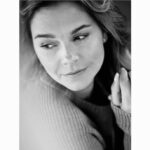 Susan Hoecke Instagram - Morgen geht eine neue Reise für mich los und ich glaube, ich war noch nie so aufgeregt vor einem Drehstart wie heute… Endlich wieder eine komplexe Geschichte erzählen zu dürfen. Eine Rolle, die nicht weiter weg von mir sein könnte als diese... Klar ist das ein mega Geschenk und eine tolle Herausforderung, aber gleichzeitig kommt der liebe Selbstzweifel in einem hoch und die ewigen Fragen, ob man der Figur auch gerecht wird! Aber genau deswegen liebe ich meinen „Job“ so sehr, weil er mich immer wieder an meine Grenzen bringt, die es zu überwinden gilt!! Beste Voraussetzungen um heut Nacht gut schlafen zu können 😂 @utahansenmanagement @moovie_gmbh @anadavilacasting 🙏🏻🙏🏻🙏🏻