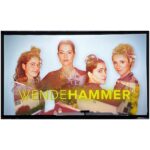 Susan Hoecke Instagram - 💥News💥 Das Warten hat ein Ende und endlich dürfen wir es verkünden 🙌🏻🙌🏻🙌🏻🙌🏻🙌🏻🙌🏻 WENDEHAMMER Staffel 2 gibt es in 2 Wochen (ab dem 7. Juni) schon in der ZDF Mediathek zu sehen!! Und ab Juli dann donnerstags um 20.15 Uhr im ZDF! #wendehammer #season2 @moovie_gmbh @zdfmediathek Wieder mit meinen großartigen Kolleg*innen @meikedroste @elmira.rafizadeh @linkefriederike_official_ @maxvonpufendorf @aramtfn @timo.jacobs @felixmayr uvm. @hansenmanagement 💛