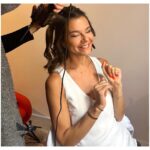 Susan Hoecke Instagram - What made me smile so much!? Swipe left! #gettingready with #santaverdenaturkosmetik by @chackachang for #berlinale 🙏🏻 Berlin, Germany