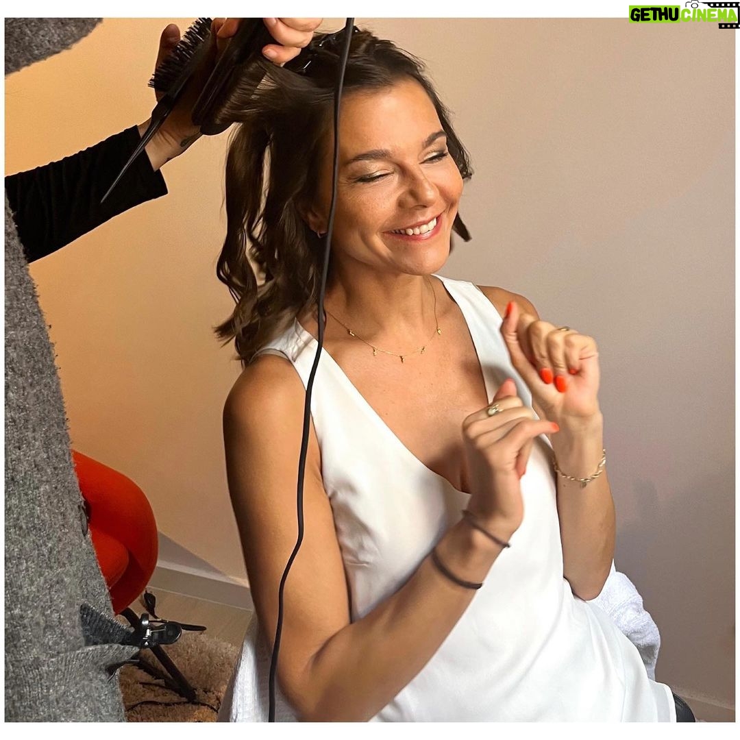 Susan Hoecke Instagram - What made me smile so much!? Swipe left! #gettingready with #santaverdenaturkosmetik by @chackachang for #berlinale 🙏🏻 Berlin, Germany