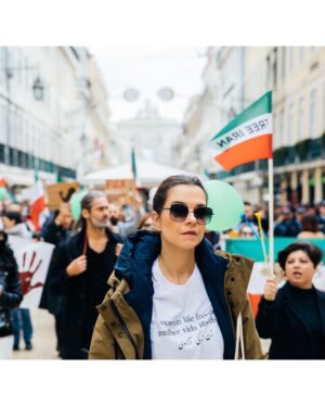 Susan Hoecke Instagram - We hear you 💚🤍❤️ we stand for you! 
#iranprotests #lisbon @womanlifefreedom_portugal #freeiran #mahsaamini #womanlifefreedom 
📸 @stevestills