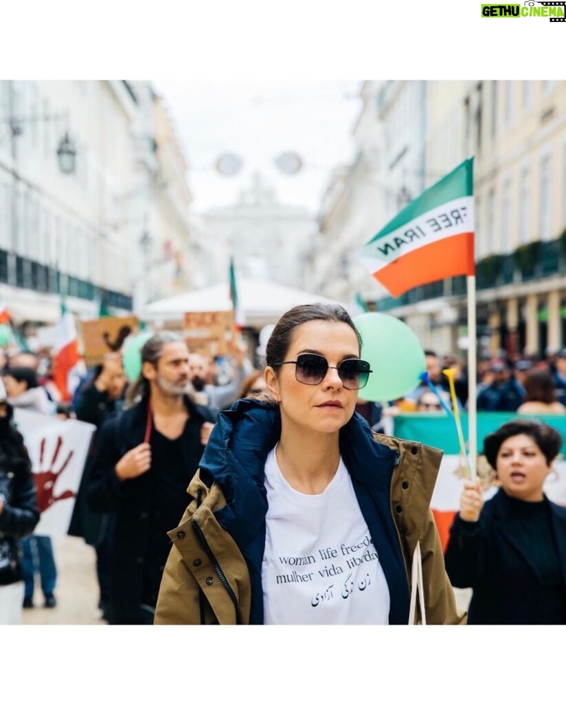 Susan Hoecke Instagram - We hear you 💚🤍❤️ we stand for you! #iranprotests #lisbon @womanlifefreedom_portugal #freeiran #mahsaamini #womanlifefreedom 📸 @stevestills Lisbon, Portugal