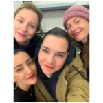 Susan Hoecke Instagram – Wir haben fertig! Wendehammer Staffel 2 ist im Kasten. 
Was glaubt ihr, wie es weitergeht?
a) Eine von uns kommt um?
b) Hagen hat überlebt?
c) eine Liebesbeziehung zwischen Zweien von uns beginnt? 
@constantinfilm @moovie_gmbh