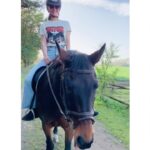 Susan Hoecke Instagram – Das erste Mal die Zügel selber in der Hand!!
(Also nur beim Pferd natürlich ;)